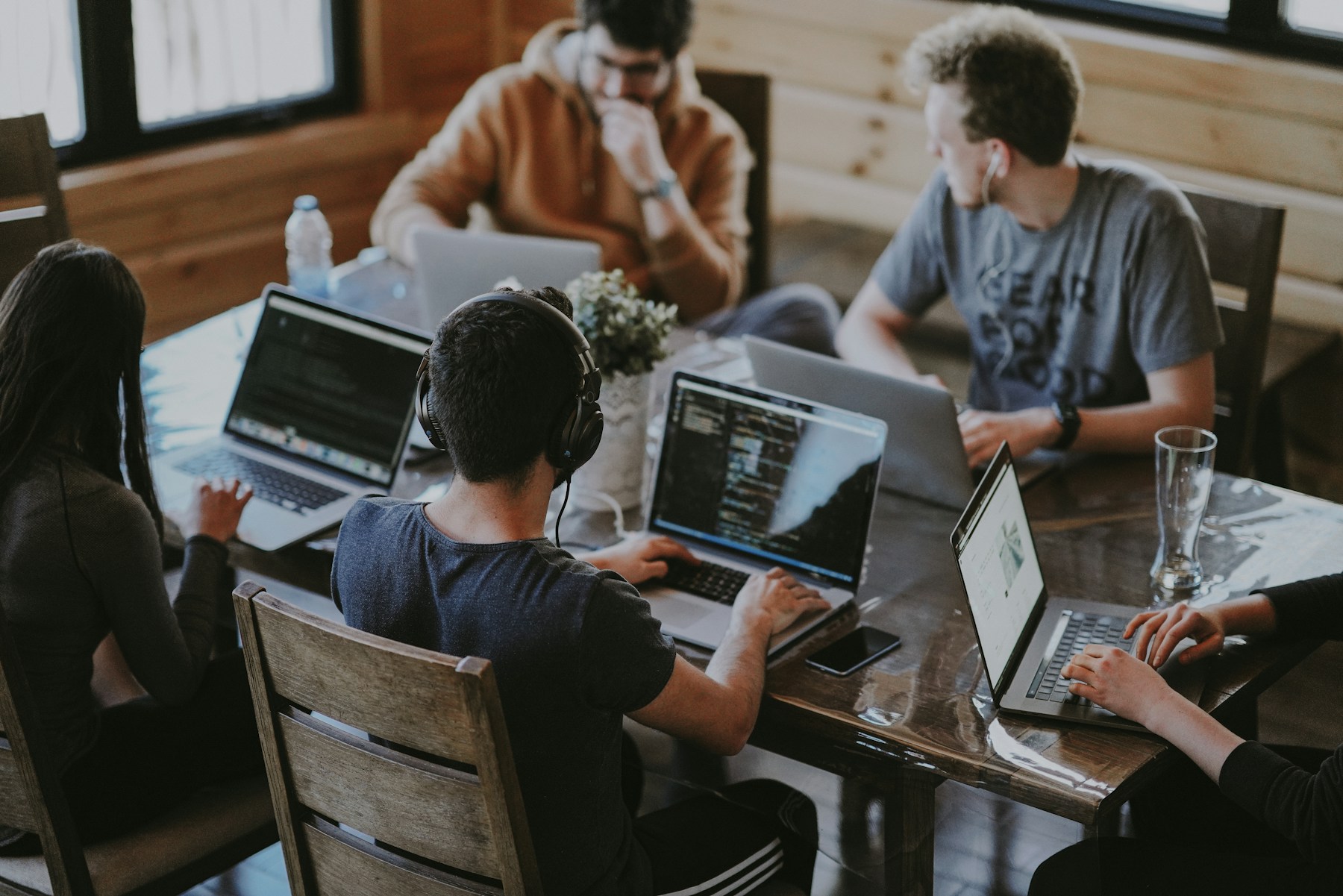 Equipo profesional colaborando en una sesión de estrategia